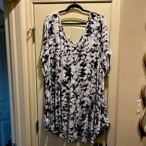 Roaman’s 34/36 4X short sleeve blousy shirt. B-neck in front and back. Very soft